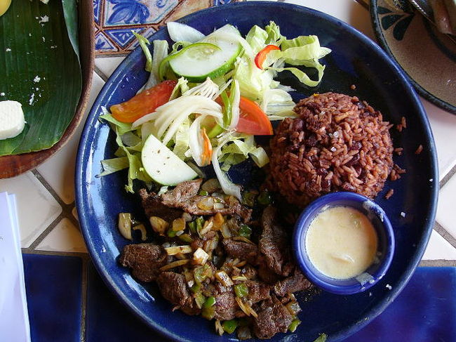 <br /><br /><br />何をとってもハズレがない美味しさ。ご飯はガージョ・ピント（赤豆入りご飯）に変えてくれるなどワガママがききます。
