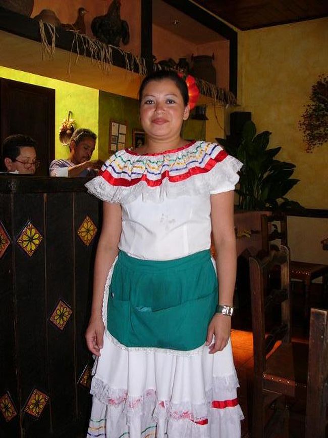 <br /><br /><br />ウエイトレスが民族衣装をきています。