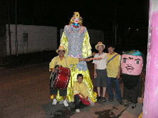 夜にはドラムの音とともにヒガントナ（大女のお人形）が<br />頭でっかちの小男エナーノ（というハリボテ）たちと一緒に<br />やってきます。<br />ヒガントナが踊るあいだ<br />ドラムをたたきながら韻をふんだ詩を叫びます。<br /><br />ヒガントナはスペイン女王、小男はニカラグアの先住民をあらわし<br />「小さいけれども頭はいいんだぞー」<br />ということで頭でっかちなんだそうです。