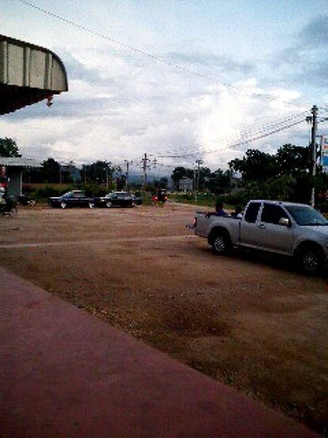 メーソート着。最後に２時間はひたすら山道でした。こんなとこに町があるのか！て思ったら本当にありました。山奥だけど少し発展している感じです。バスターミナルは町外れなので中心部まではこれまたバイタクを利用。