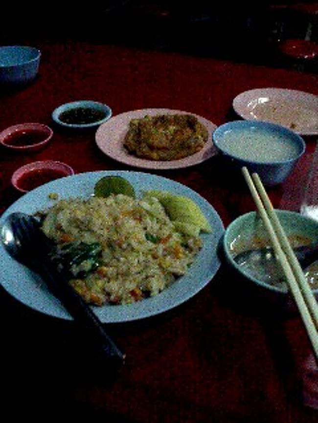 夜は宿のすぐそばの食堂で食いました。そういやこれが東南アジア旅行最後の夜になるわけでそう考えるとちょっとさびしくなりました。