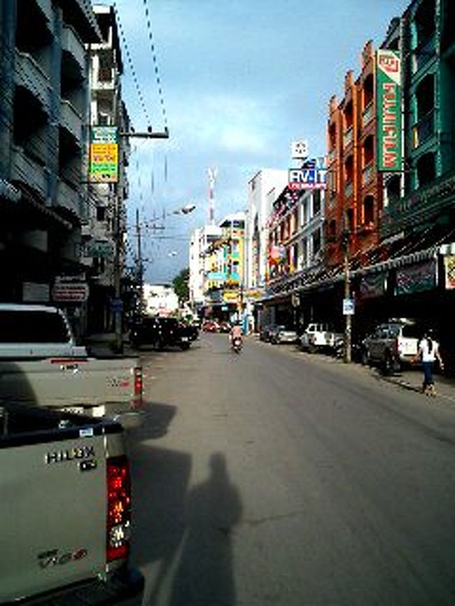 ちょっとした繁華街もあります。このあたりから国境行きのソンテウ（乗り合いトラック？）が出ています。
