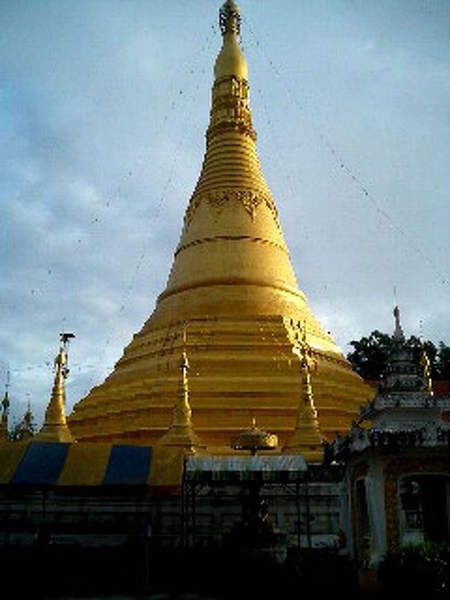 この仏塔がメーソートの町歩きの目印になりました。結構目立つんですけど観光用ではなさそうです。