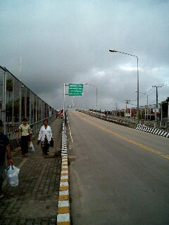 バイクで飛ばしたらすぐに国境着。バイタクは後ろに人を乗せるのですがヘルメットもかぶらせず80キロも出すのだからちょっとビビリます。タイ側のイミグレを通ったあと（なぜか優先して通れた）橋を渡りミャンマー側のイミグレにいきます。