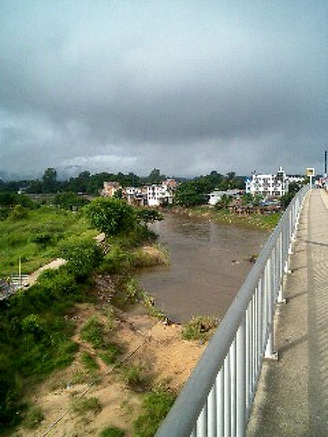 両国間には川が流れています。やっぱりここも国境は川なんですね。