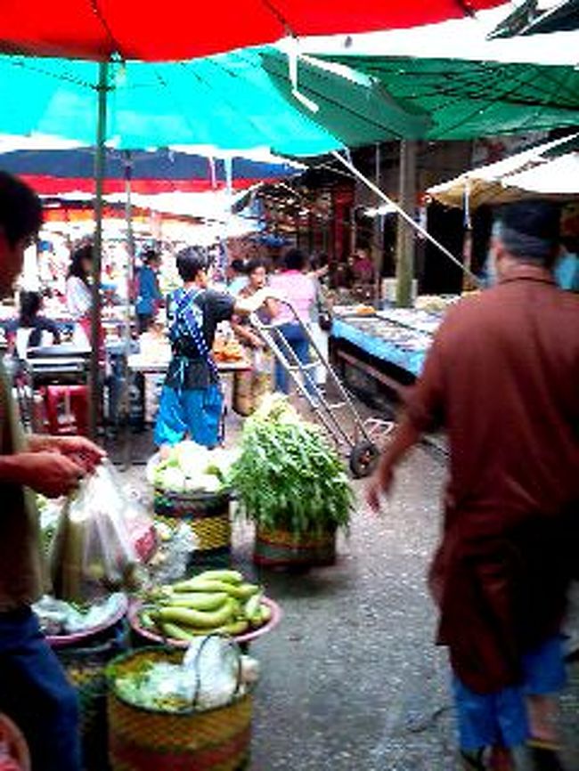ミャンマーから戻り宿の近くの市場までソンテウで戻りました。すっごくローカルな市場でいろんな食材が売られていました。