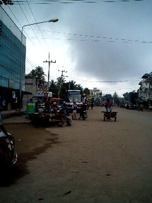 ミャンマー入国。イミグレでは別室に通されちょっと不安になりましたがあっけなくスルーできました。入国料10＄。けっちい国ですね。