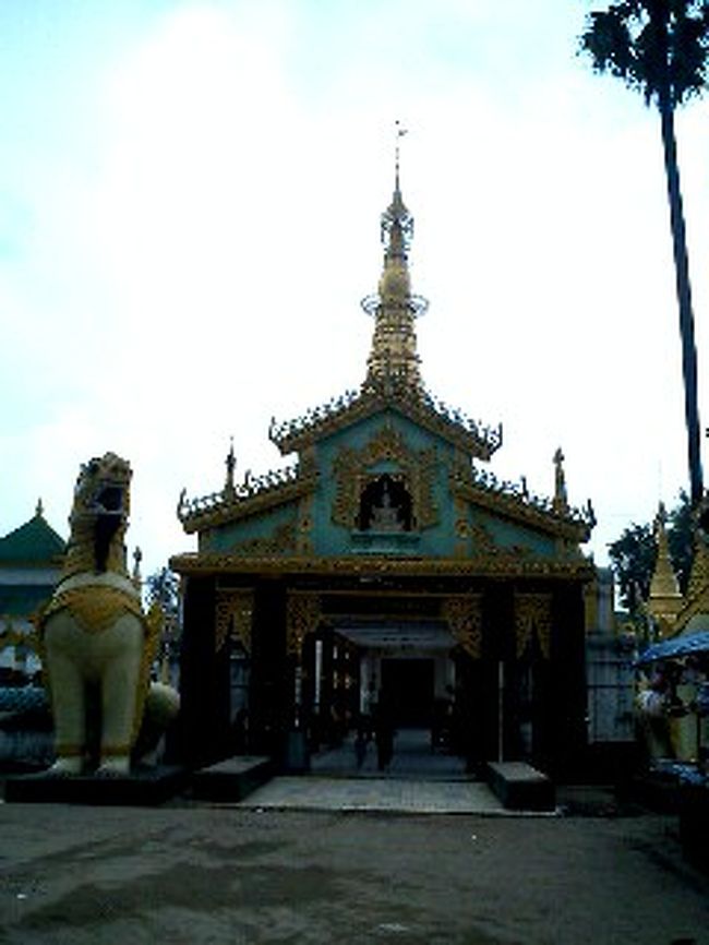 寺院のようなものを発見。