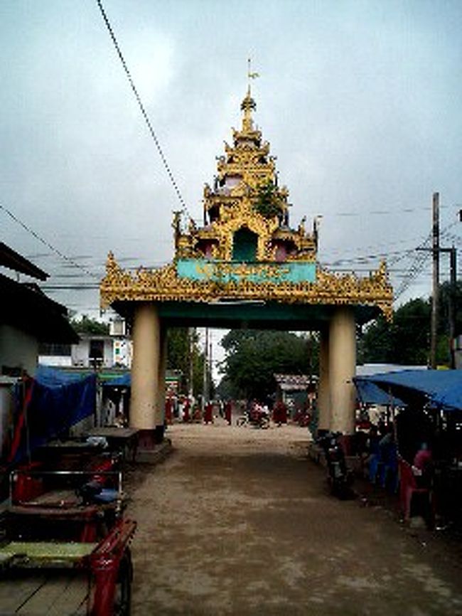 寺院の入り口の向こうに托鉢のお坊さんの列が！托鉢って初めて見ました。