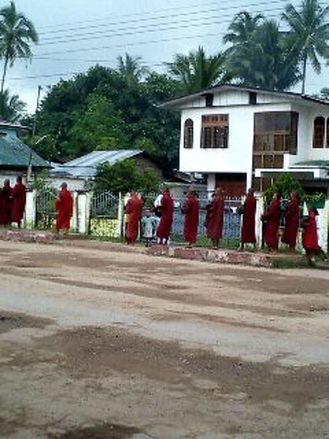 こういう托鉢の光景が違和感なく溶け込んでいるのがすごいですね。ミャンマーって仏教国だっけ？