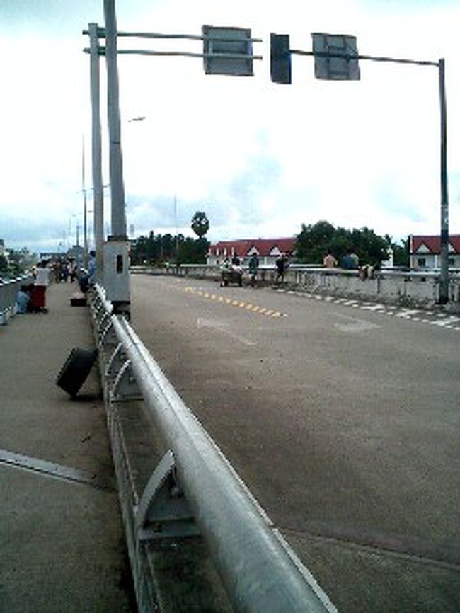 また橋を渡りタイへ戻ります。