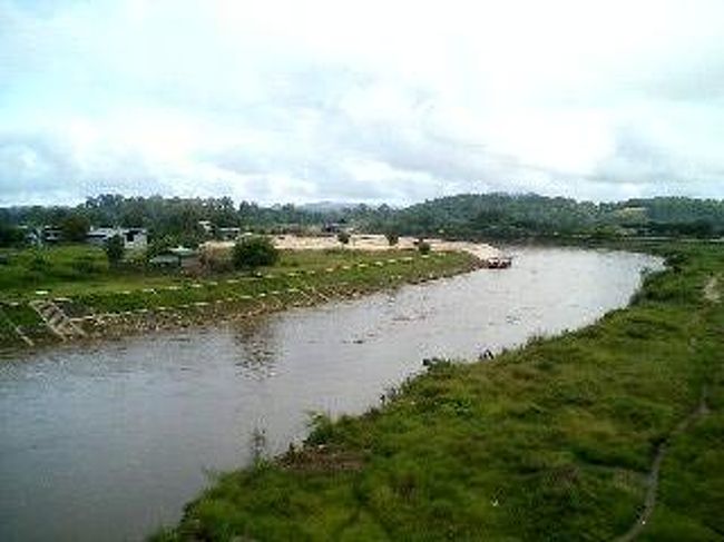 国境の川。町といい自然といいすごくのんびりしていて日本の田舎と一緒ですね。でもやっぱりミャンマーは貧しいなあ。あと旅行事情がよくないので今後もわざわざミャンマーだけに行くって事はないと思います。