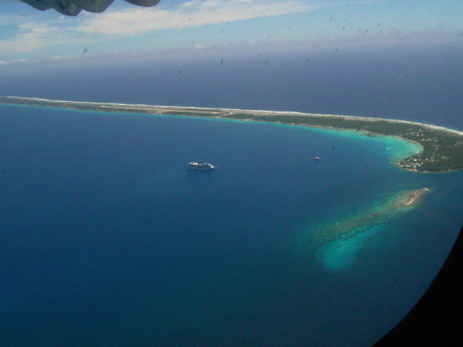 パペーテからランギロアに向かう飛行機から見える海の色には感激します。何とも言えない藍色・青色・紺碧色,,,,