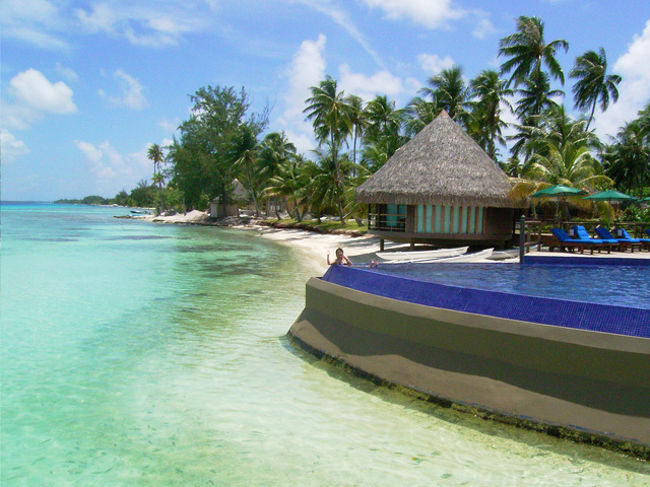 レストランの横にあるプールで水面休憩できます。とにかく日差しは、殺人光線です。