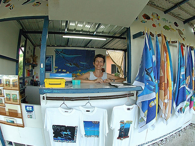 町のパレオ屋さんです。キャロリーヌさんというフランフの方が作成しているお店です。綺麗な手書きパレオで３枚も買ってしまいました。