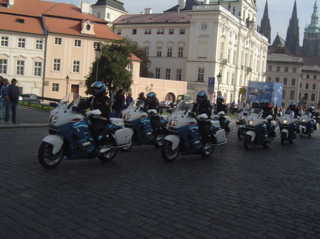 <br /><br />プラハ城内には大統領府がある