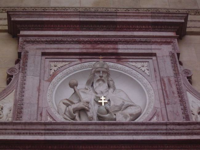 <br /><br /><br />正面入口の聖イシュトヴァーンの像