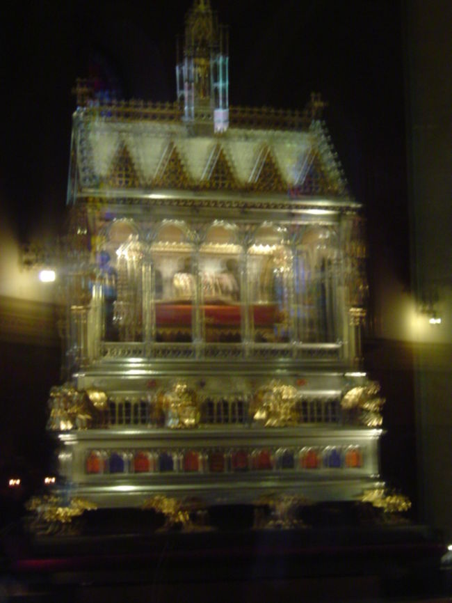 <br /><br /><br /><br /><br />聖なる右手<br /><br />ハンガリーの国民的な信仰の対象となっている聖イシュトヴァーンの<br />最も神聖な聖遺物である右手が収められている。<br /><br />