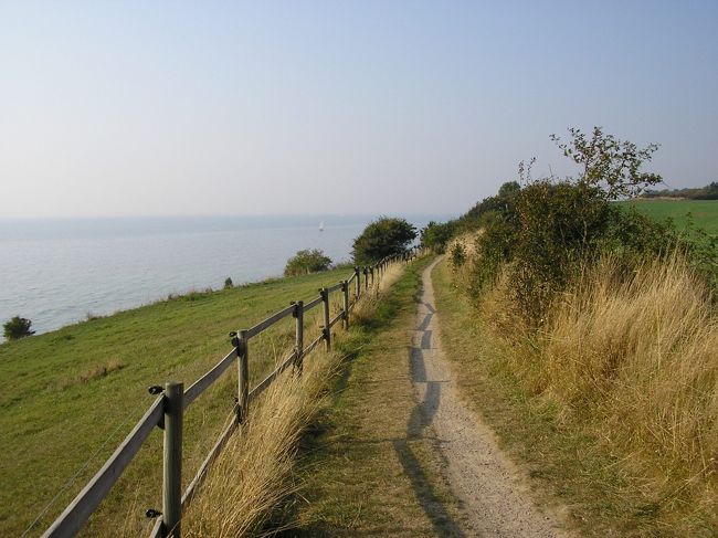 港から少し坂を上ったところにレンタバイクがあります。朝早くからなら歩くのも良いですが自転車もまた良いです。