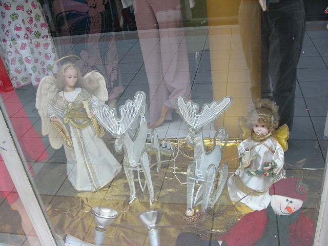 ところがイブにはどのお店もピタリと人気（ひとけ）がなくなった。<br />シ～～ン。<br />この徹底ぶりはすごい。<br /><br />25日には開けているレストランもありましたが少ない。<br />スーパーはわざわざ「うちはやってます！」という大垂れ幕を掲げたぐらいです。<br /><br />住宅街のレストランや文房具店などはそのままお正月の1週間までお休みにしちゃうところもある。<br />近所のプチホテルまで長期休暇にはいったのには驚いた。<br /><br />公務員も12月に入るとそわそわしはじめ、20日すぎると休暇にはいってしまう人が多いとか。