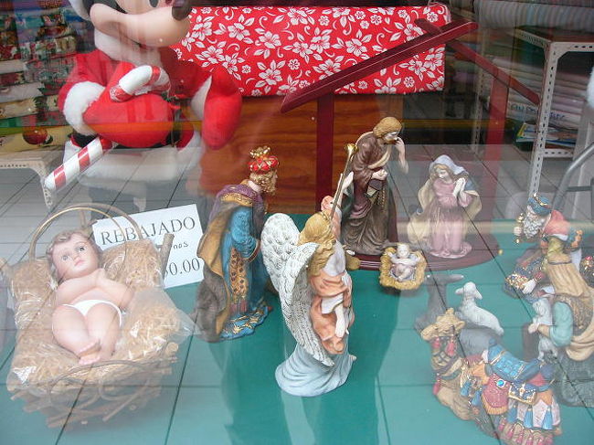 これは高級ショッピングモールのショウウィンドウに飾られていました。<br /><br />このモールの吹き抜けで巨大なツリーの組立作業をしていました。<br />組み立て方は家庭用のツリーと同じで小枝を差し込んでは中枝を完成させ、中枝を真ん中の幹に差し込んでいくのですが、なにせ巨大なので足場や梯子に乗っての作業です。<br /><br />みんなけっこうキビキビと動いてみてて気持ちいい。たくさんの白色豆電球が用意されていたので、できあがりはどんなにきれいだろうとうっとり想像してました。<br /><br />ところが！翌日行ってみたら、巨大なお人形やらプレゼントの箱やらがごちゃごちゃと飾られていて、なんとも子供っぽいというか、がっかりでした。