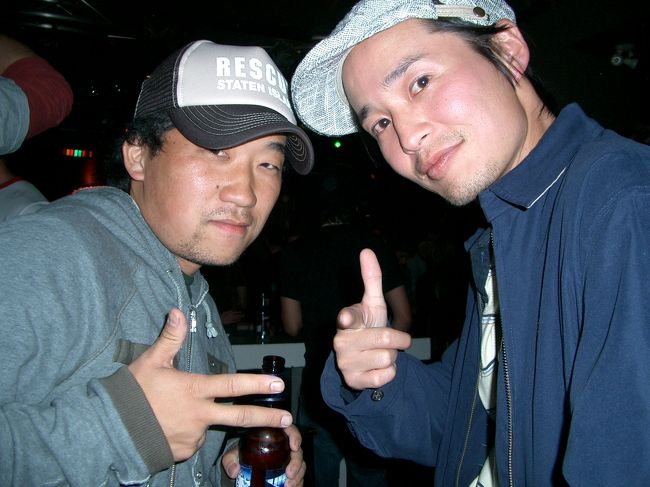 バンフのオーロラ・クラブにて。入った時は客が１０人も居なかったのだが、夜が深まるにつれてポツポツと人が集まり始めました。気が付いてみると、ダンスフロアは押し競饅頭状態。ついにはカウンターの上で踊りだす人まで居ました。