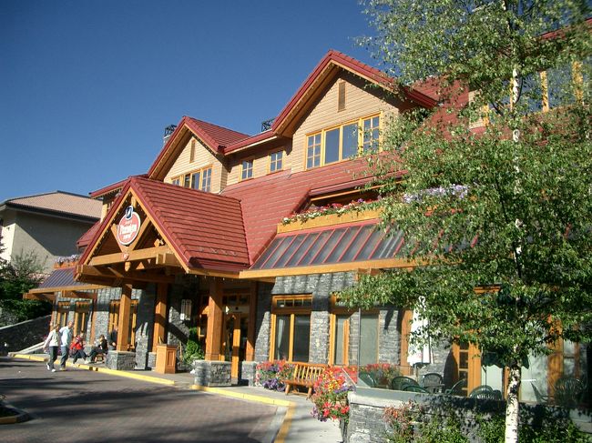 ケンモアのインフォメーションにて予約をしたアロー・モーテルの受付のあるホテル。名前が分りませんが・・・。モーテルに着き、ドアの前まで行ったら張り紙がありました。隣のホテルの受付にてチェックインをするようにと・・・。フィンランドのサーリセルカ以来の驚きでした。