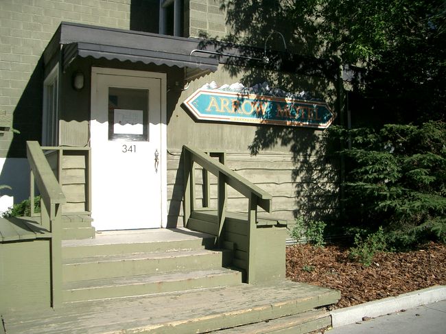 アロー・モーテルの玄関。その玄関に張り紙がありました。