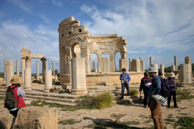 市場　青物、魚、オリーブオイルなど、各品目別、に区分けされています