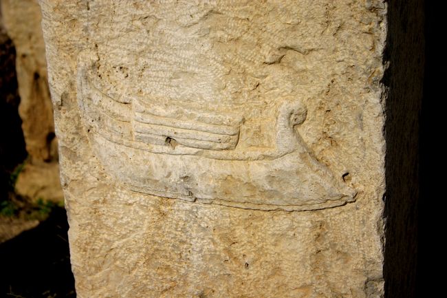 カルタゴの船の形が彫られています