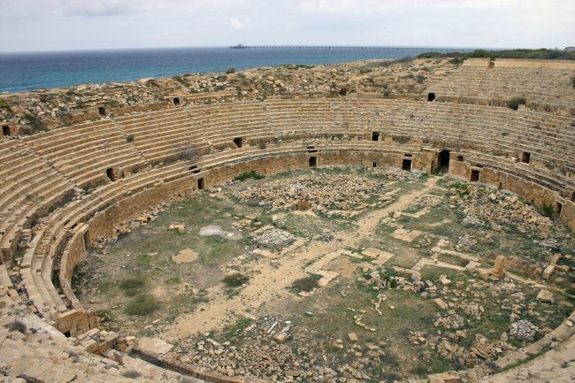 最後にレプティスマグナで、一番はずれにある円形闘技場。　<br />なんと２４０００人の収容能力がある。