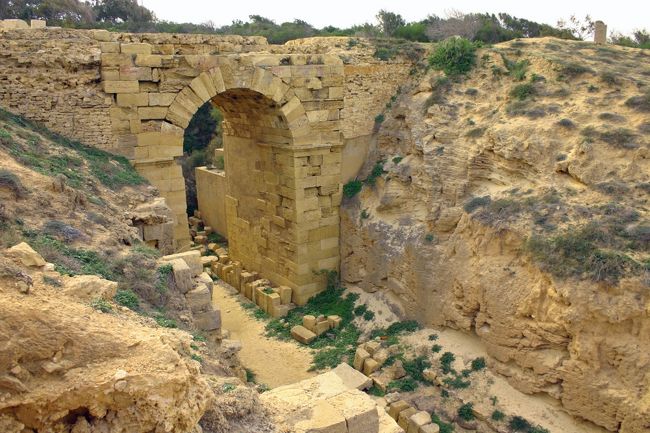 闘技場への入出場門。　<br />