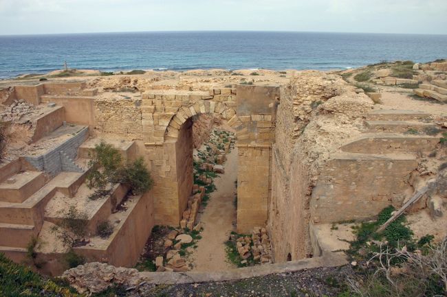 小さな山を利用して造られていて、海側からの道にあります。