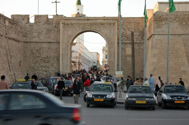 トリポリへ着きました<br />リビアの首都、トリポリの町のスークへ。<br />その入り口の門（旧市街）