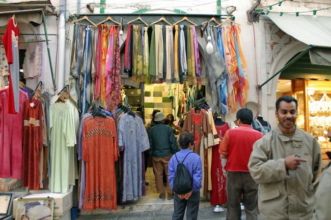 カラフルなリビアの衣装。