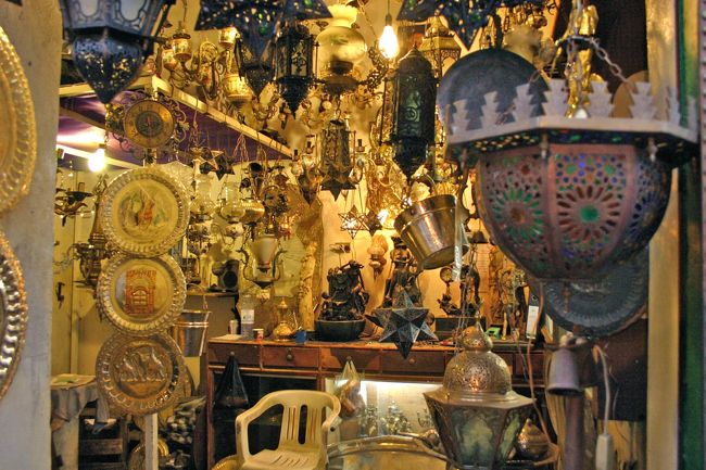 店内全体が黄金色　自家製の金細工の店