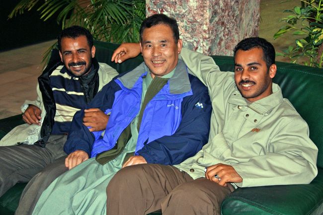 ホテル到着<br />夕食時にベンガジのスークで買った、制服を着て見ました<br />沢山の人から振り返られ、声を掛けられました<br />そしてVerry Good!!・・・・<br />相当違和感があったようです<br />肌寒かったので持参したスキーウェアを羽織っています。<br />右はリビア入国以来一緒に行動しているツーリストポリス。<br />とても親切で地元の人々を撮ったあと私と一緒にお礼をしてくれたりします。<br />左は運転手