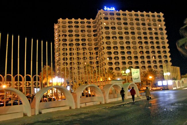 夜のホテルの外観です