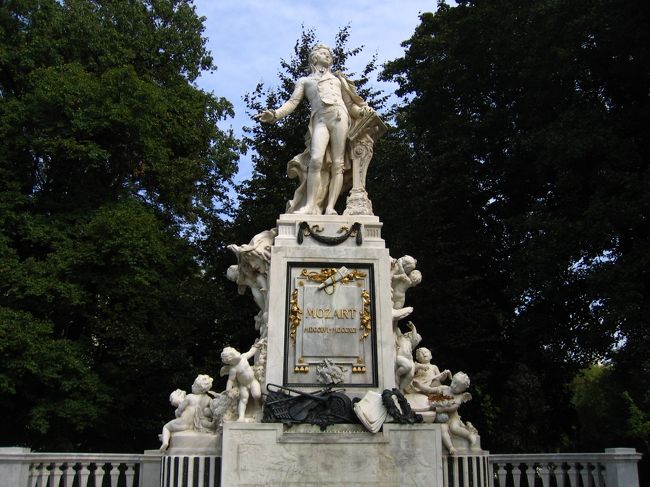 その後、ウィーン市内中心地に行く。<br />リング（路面電車）でぐるりと回り、目ぼしい所をチェックし、Let’s Go。<br />その中の一つ、モーツァルトの像。