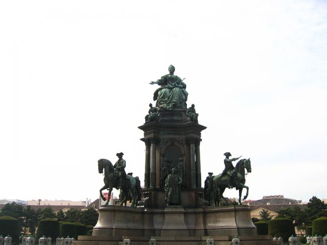 マリア・テレジアの記念像を右手に、左手に道路わきに止められた観光バスの長い駐車列を見ながら、歩く。<br />シェーンブルン宮殿を見た後なので、感慨深いものがありますな。しかし、こちらの像は大きいのが多くて、迫力がある