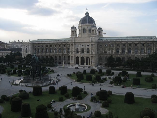 美術史博物館に行く。<br />いくつもの部屋の四方の壁には絵画が飾ってあり、中心にはソファが背を向かいながら４つ置いてある。じっくり鑑賞してくださいって事か。。お言葉に甘え、だらだらとソファでくつろぎながら鑑賞する。<br />美術史博物館３Ｆからの眺望。手前がマリア・テレジア像。向こう側の建物が自然史博物館。<br />