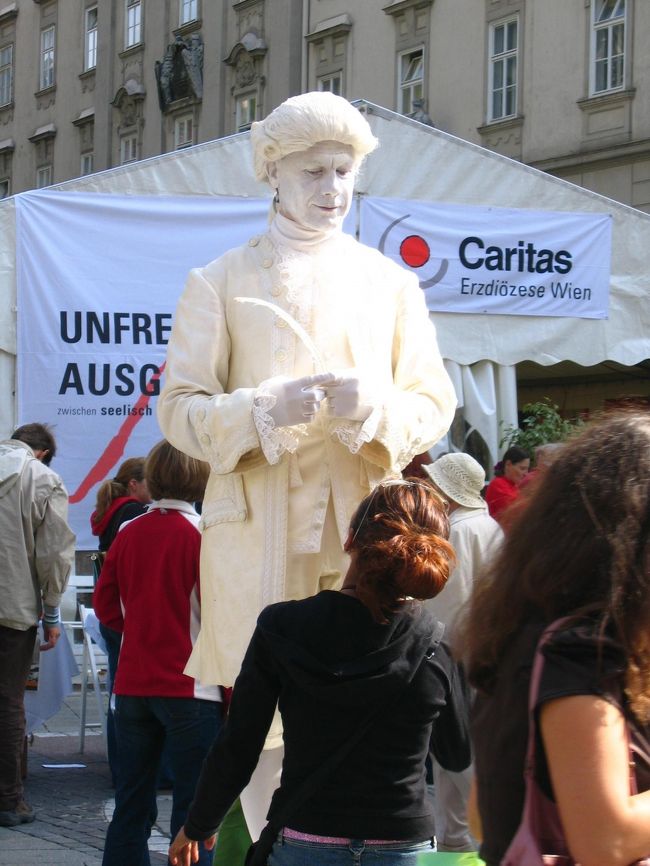 ウィーン中心地にて。<br />カフェがたくさんあったり、ストリートパフォーマーがいたりと、賑やか。<br />石像の格好をして、ひたすら立ち続けるストリートパフォーマなど。ちかーくで見ると、お化粧大変ですねと声をかけてあげたいくらい、かなり×１０の厚化粧。<br /><br />