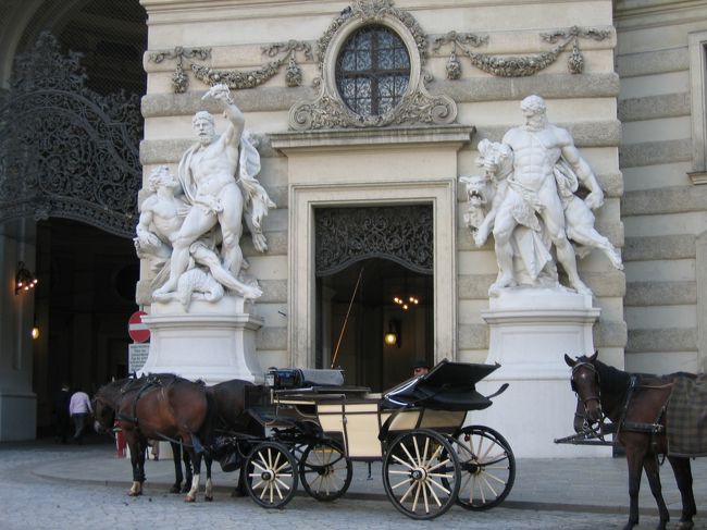 街中を歩いていると、なぜか獣のにおいが。。。<br />前を見ると、馬の姿が。ザルツブルグでもそうだったが、こういう所では馬車での観光案内は有名らしく、獣のにおいがすると、たいてい馬車である。<br />ちなみに、糞はどーするのかなと、思いながら見てみると、馬のお尻の所に筒状のケースがぶら下げてあり、街中に糞を落とすことがないという、うま・くできた仕掛け。