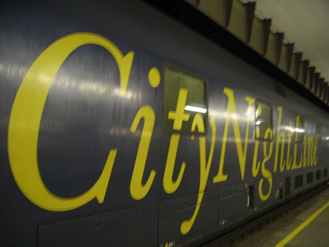 夜９時ウィーン西駅発の寝台列車、シティナイトラインに乗り込む。走るホテル列車と言われているくらい、素晴らしい列車。<br />６人クシェットながら、オシャレ。毛布にはシンボルマークである月のイラストが描かれている。<br />車掌に切符を見せ、フランクフルトに向けて出発。<br />もっと色々な所を見て回りたかった。名残惜しいが、さよなら、ウィーン。<br /><br />今回、色々な列車に乗ったが、車掌は全員女性であった。ちなみに、バスの運転手も女性が多かった。<br />女性の社会進出っていう点から見ると、日本よりも上だなぁと感じる。<br />