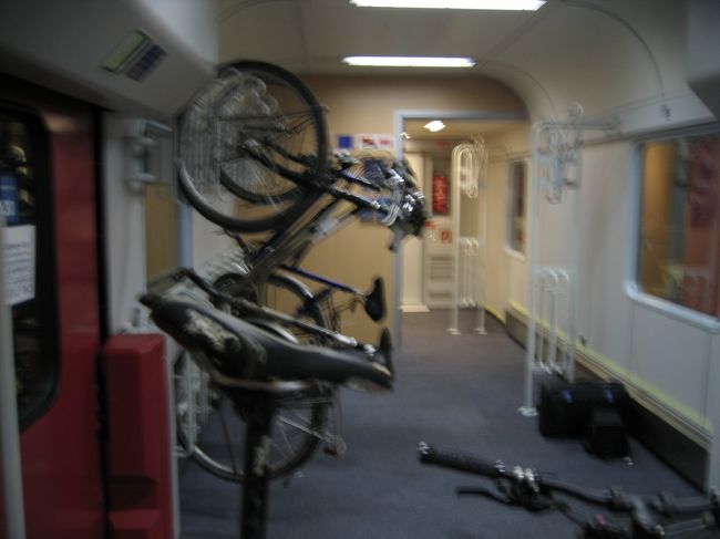 車内の様子。<br />こちらでは自転車と共に列車に乗ることは、一般的なことで、寝台列車に限らず、普通の列車でも見られる光景。<br />日本でもできればいいのに。