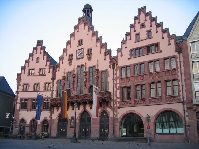 町の中心まで、地下鉄で数分。<br />金融街といわれているフランクフルトでも、この時間帯はほとんど人がいない。いるのはハトぐらい。<br />レーマー広場へ。おそらく、昼間は多くの人がいると思うのだが、誰一人としていない。<br />ちょっと得した気分。