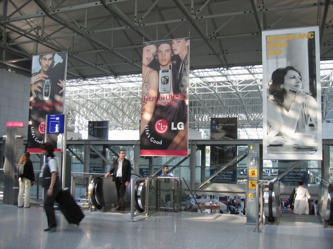 フランクフルト駅に戻り、意気揚々とＳバーンで空港へ向かう。<br />と、いきたいところだったのだが、飛行機の時間まで結構あったので、のんきにソーセージ（フランクフルトでフランクフルト）を食べていると、電車の路線を間違えてしまう。危うく飛行機に乗り遅れるところだった。。。<br />最後は、かなりの急ぎ足になってしまったが、無事搭乗。<br />さらば、ドイツ！