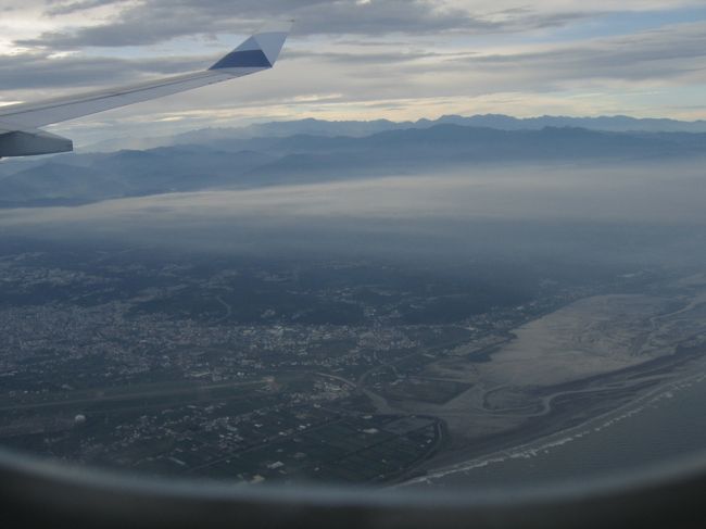 おまけ：台湾経由でトランジットするため、一時台湾に。そのときの台湾上空の写真。<br />上空からの町並みを見て、アジアに帰ってきたと実感。<br />その後、やけに飛行機がゆれるなぁと感じながらも日本に到着。<br />後に、その時台風が向かっていることを知るのであった。完