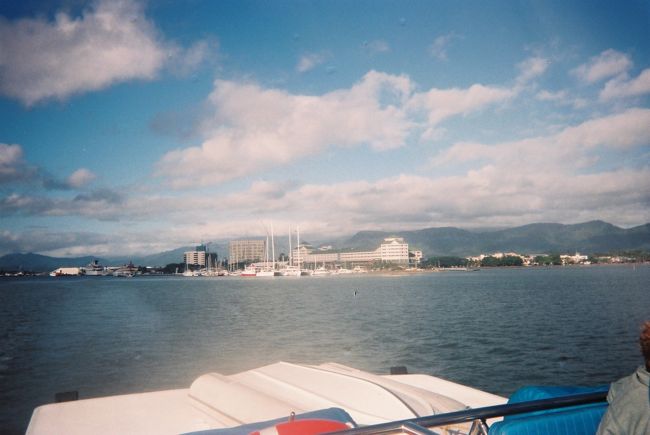 【ケアンズの港を後にして】