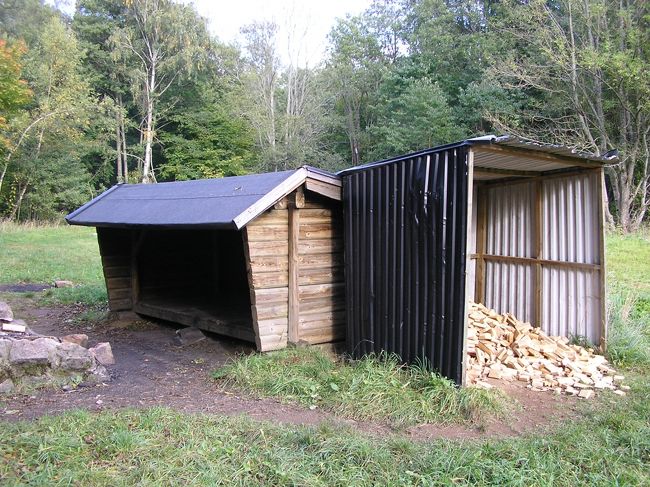 スコーネレーデンの小屋…ここに泊まれば歩き続くことができますが…<br /><br />ここはブレーキンゲとの境のため、色標識が微妙に赤いです。間違わないように…って誰も歩かないか…